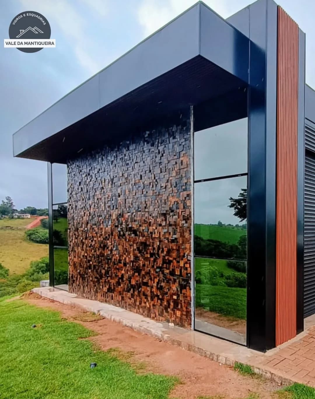 Fachada comercial com presença mais moderna
